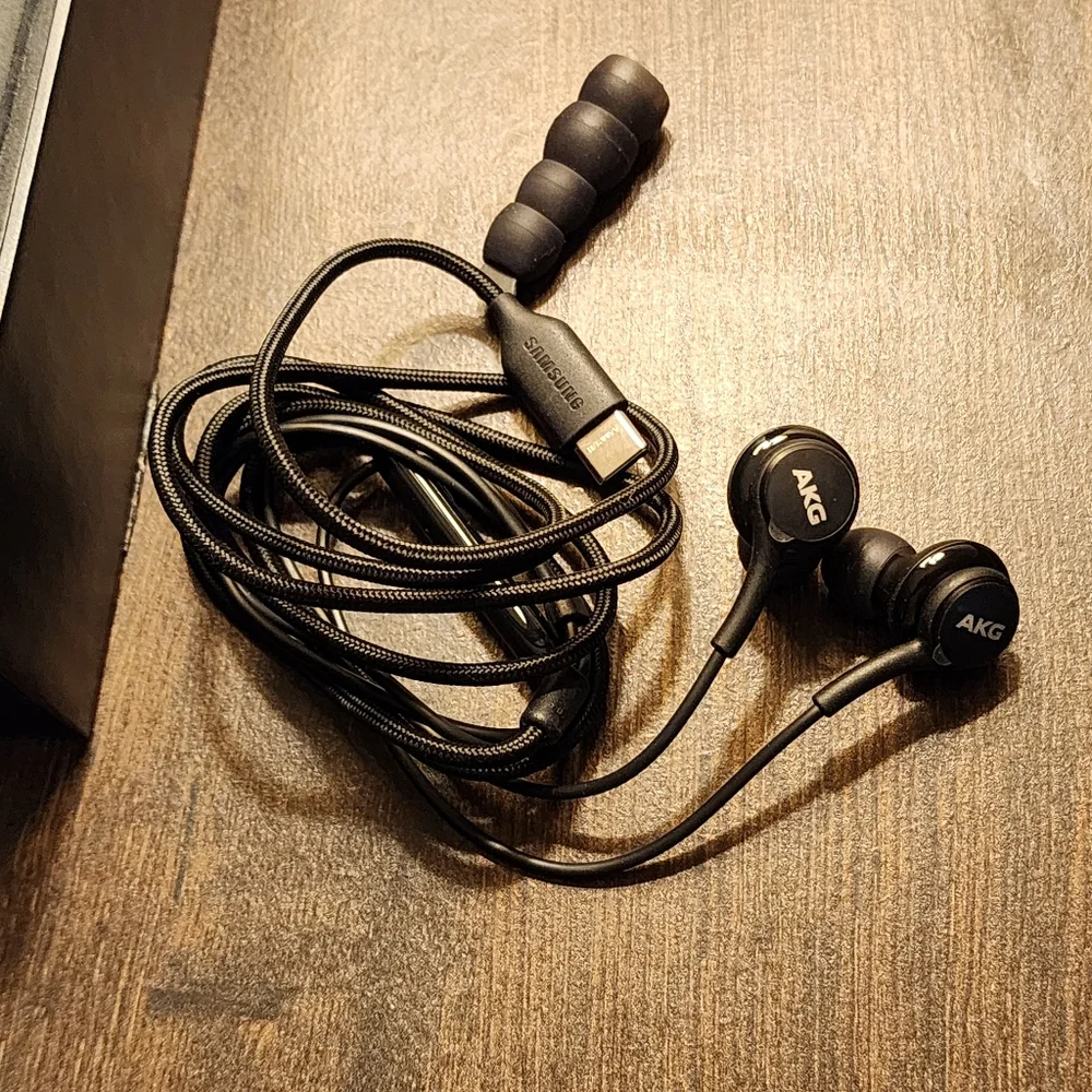 Samsung S20 Ultra 5G box with headphones - Picture 9 of 9